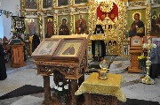 Проповедь перед Причастием читает иеромонах Тивуртий.