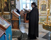 Монах Антоний читает Апостол на Божественной Литургии.