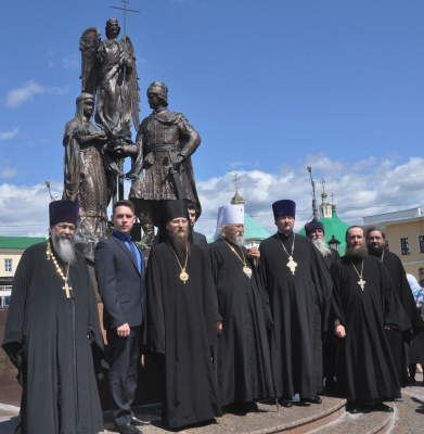 Праздничный молебен на площади у памятника святым благоверным Петру и Февронии Муромским в г.Чебоксары.