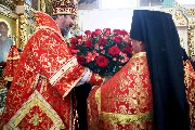 Братия приветствуют владыку после богослужения.