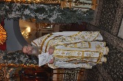 Наместни архимандрит Василий читает молитву на Рождество Христого, о сынам духовных