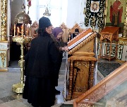 Переоблачение храма в белые ризы.