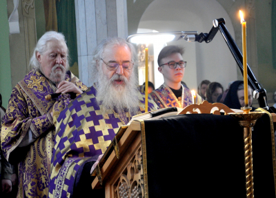 Вечерню с Чином Пассии возглавил митрополит Варнава.