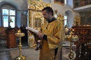 Апостол читает директор Воскресной школы Клементьев Сергей Львович.