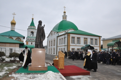 Памятник святителю Герману Казанскому в Свято-Троицком мужском монастыре г. Чебоксары.