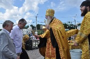 Молебен у памятника святым благоверным князьям Петру и Февронии.