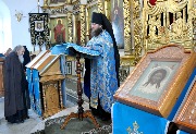 Проповедь перед причастием прочитал игумен Тихон (Першев).