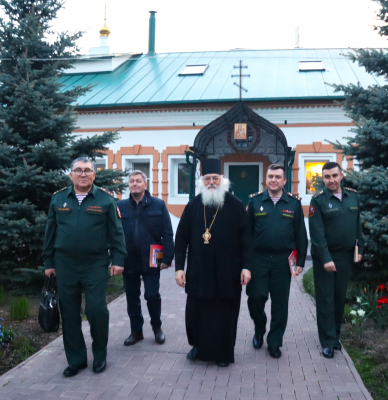 Делегация Главного военно-политического управления войск Национальной гвардии РФ и Синодального отдела по взаимодействию с Вооружёнными силами и правоохранительными органами РПЦ в стенах Чебоксарского мужского монастыря