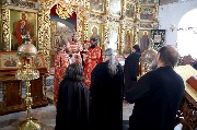 Причащает братию иеромонах Зосима