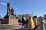 Молебен у памятника святым благоверным князьям Петру и Февронии.