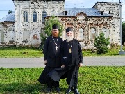 На фоне храма Рождества Богородицы