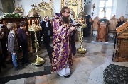 Заамвонную молитву читает иеромонах Тивуртий