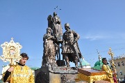 Молебен у памятника святым благоверным князьям Петру и Февронии.