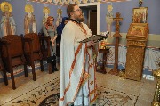 Апостола читает игумен Алипий.