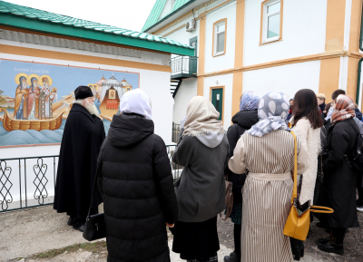 Студенты-первокурсники отделения журналистики Чувашского государственного университета в Свято-Троицком мужском монастыре.