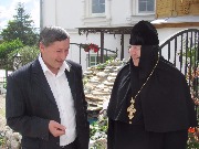 Заведующий Районной больницей №2 села Б. Сундырь Трофимов Ю.М. с игуменией Ниной.