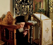 Братия молится о мире всего мира