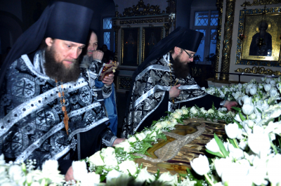 Утреня Великой субботы с чином погребения Святой Плащаницы.