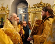 Вечером, накануне праздника святителю Гурию на утрени полиелей.