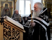 Наместник читает Евангельское зачало о Страданиях Господа нашего Иисуса Христа