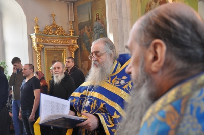 Утреня с чтением Акафиста Пресвятой Богородице в Свято-Троицком мужском монастыре г. Чебоксары.