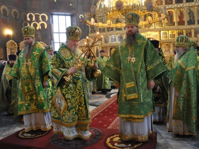 В день 40 летия служения в епископском сане митрополита Варнавы Божественная литургия в Покровско-Татианинском соборе г. Чебоксары.