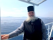 Паром на борту с чувашскими паломниками приближается к острову Корфу.