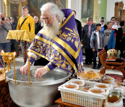 Начало Успенского поста, праздник Происхождения (изнесения) честных древ Животворящего Креста Господня.