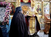 Отец наместник вынес крест для целования