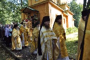Крестный ход вокруг монастыря.