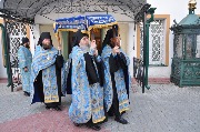 Крестный ход с Плащаницей вокруг храма