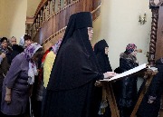 Апостол читает благочинная монастыря - монахиня Иннокентия