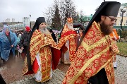 Крестный ход вокруг обители