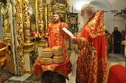 По заамвонной молитве было совершено освящение Артоса.