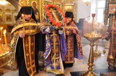 Богослужения в день Происхождения (изнесения) Честных Древ Животворящего Креста Господня.