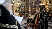 Акафист Страстям Христовым читает наместник обители