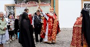 Крестный ход  в стенах обители.