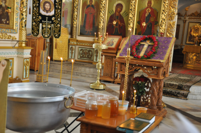 Богослужение в день Происхождение (изнесение) Честны́х Древ Животворящего Креста Господня.