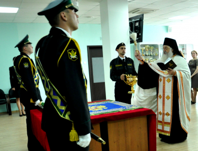 Наместник Свято-Троицкого мужского монастыря г. Чебоксары архимандрит Василий освятил знамя Управления Федеральной службы судебных приставов по Чувашской Республики.