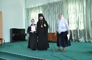 Епископ Игнатий награждает участников чтений