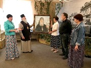 В Художественном музее с подарком.