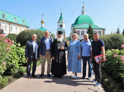 Отец Василий всегда с радостью встречает дорогих гостей в обители святой Троицы.
