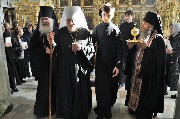 Владыка митрополит, служащее духовенство и братия чином о Панагии идут на трапезу.