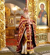 Отец наместник на проповеди после богослужения.