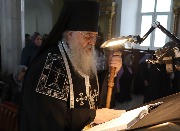 Наместник читает Великий покаянный канон.