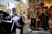 Акафист Страстям Христовым читает наместник обители