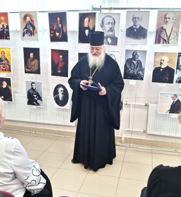 Наместник архимандрит Василий (Паскье) принял участие в открытии передвижной выставки в МБОУ "СОШ № 27".