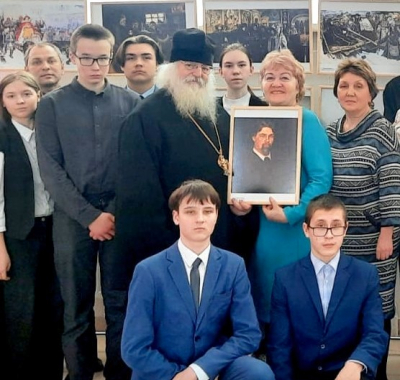 Наместник архимандрит Василий на передвижной выставке «Василий Суриков, мастер масштабных исторических полотен» в МБОУ «СОШ №27»
