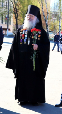 Светлый четверг. Архимандрит Василий принял участие в торжественном возложении цветов к Монументу Воинской Славы в г. Чебоксары 