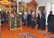 Верою и любовию приступим, да причастницы жизни вечныя будем.